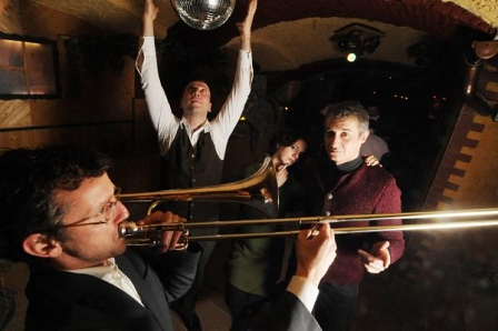 © Elmar Gubitsch Brinder & Krieglstein Bandfoto mit Posaune und Diskokugel